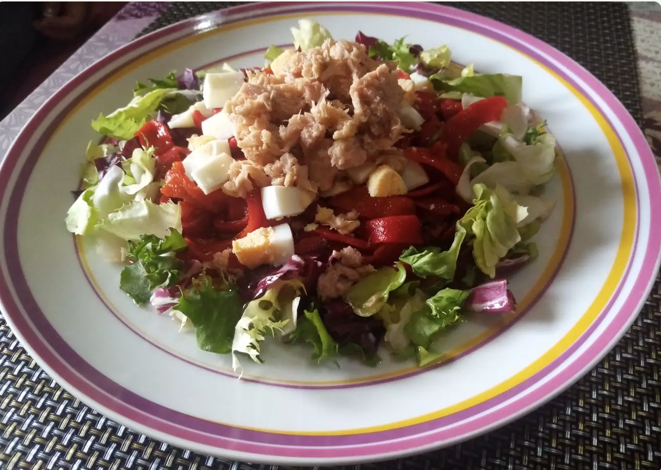 Ensalada de pimientos asados, atún y huevo con caracoles a la madrileña.